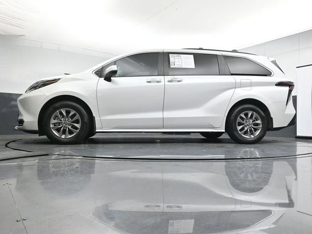 Used 2024 Toyota Sienna XLE FWD image 31
