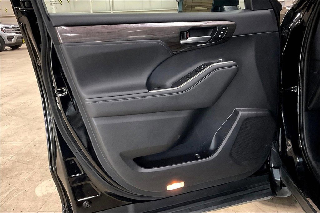 Used 2023 Toyota Highlander Platinum image 22