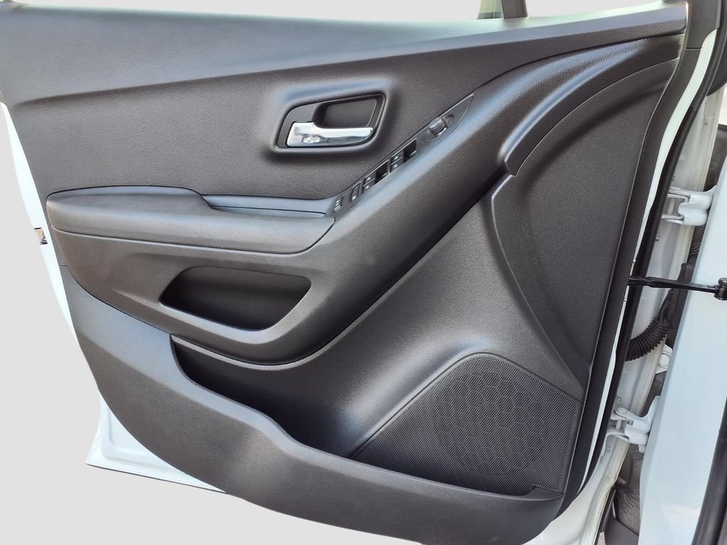 Used 2020 Chevrolet Trax LS FWD image 24