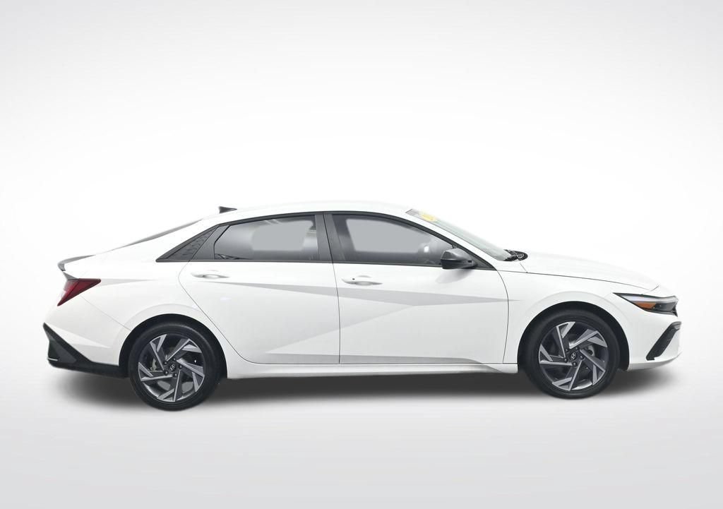 Used 2025 Hyundai Elantra SEL FWD image 4