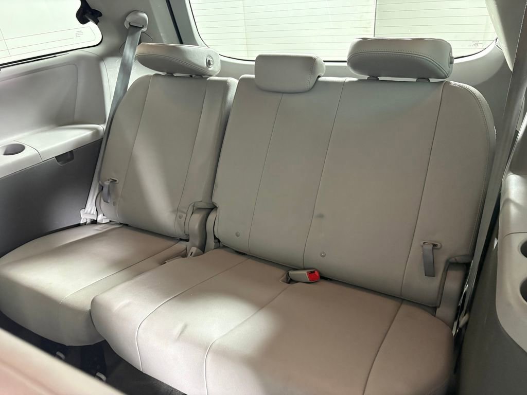 Used 2018 Toyota Sienna XLE w/ XLE Navigation Package image 31