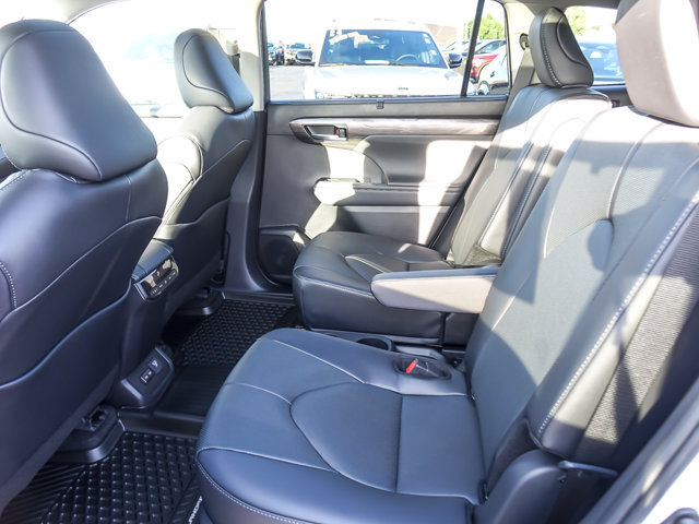 Used 2026 Toyota Highlander Limited AWD/4WD image 14