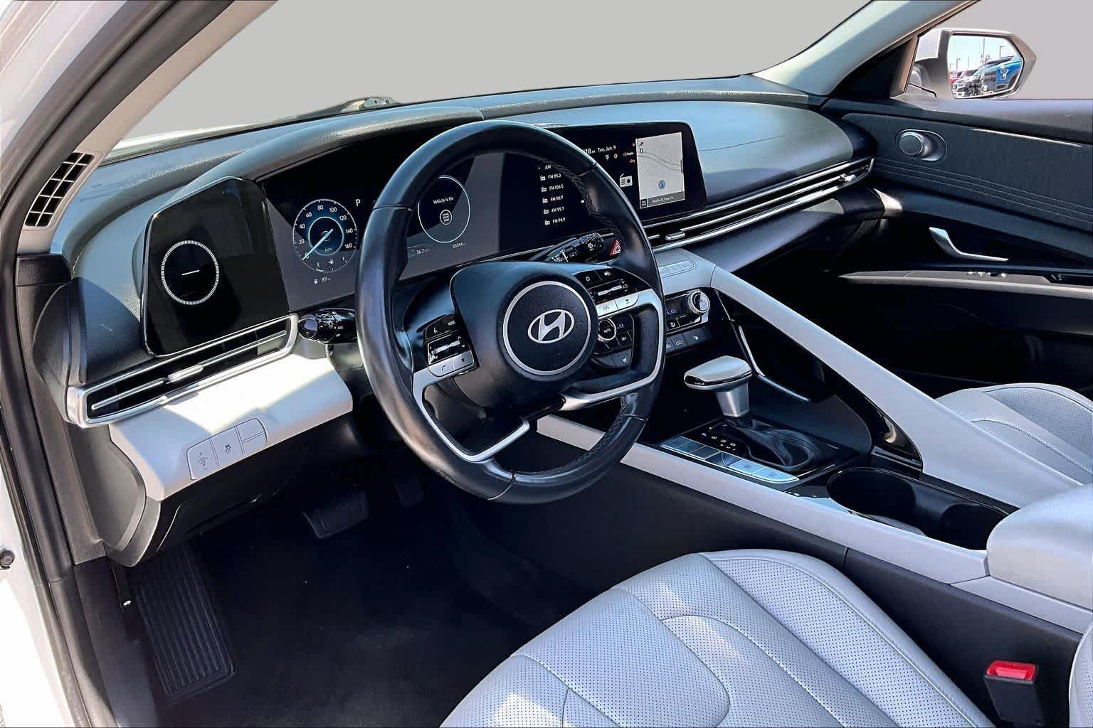Used 2025 Hyundai Elantra Limited FWD image 17