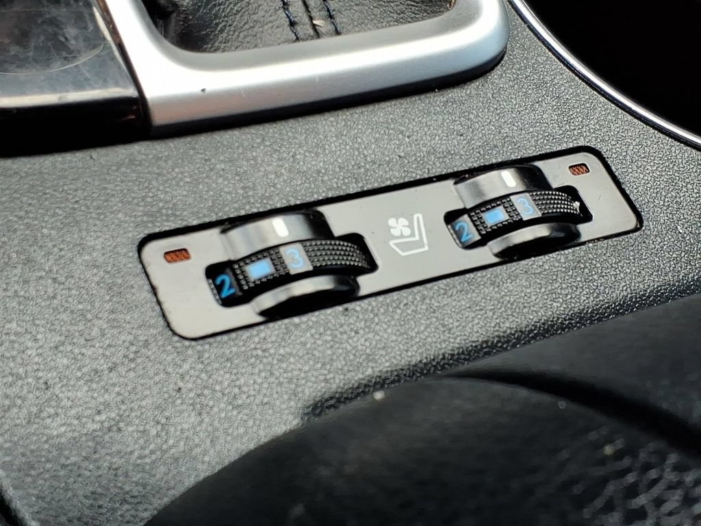 Used 2019 Toyota Highlander Limited FWD image 24