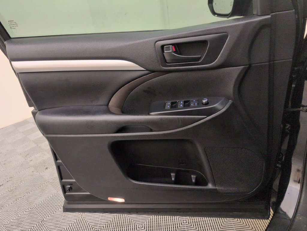 Used 2019 Toyota Highlander Plus FWD image 32