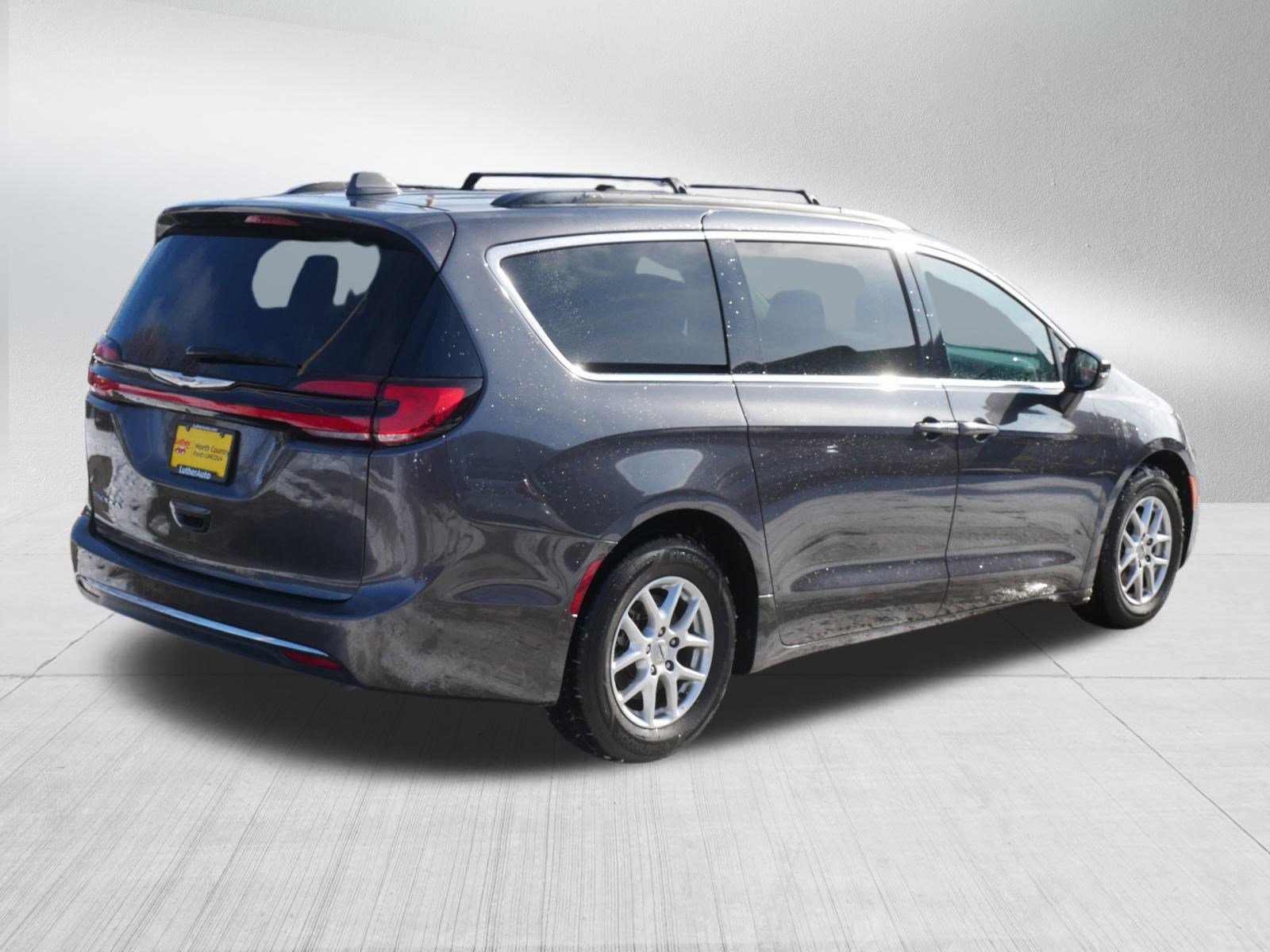 Used 2022 Chrysler Pacifica Touring-L image 5