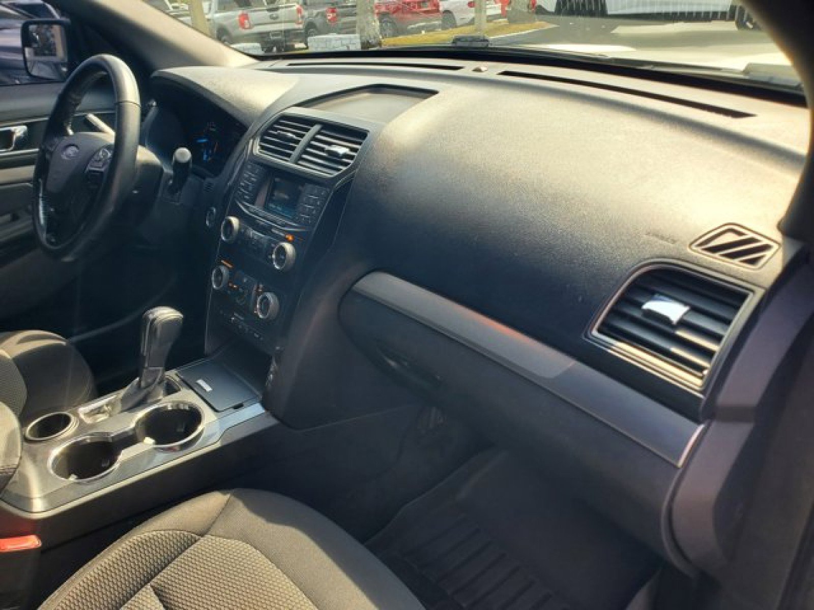 Certified 2018 Ford Explorer XLT FWD image 32