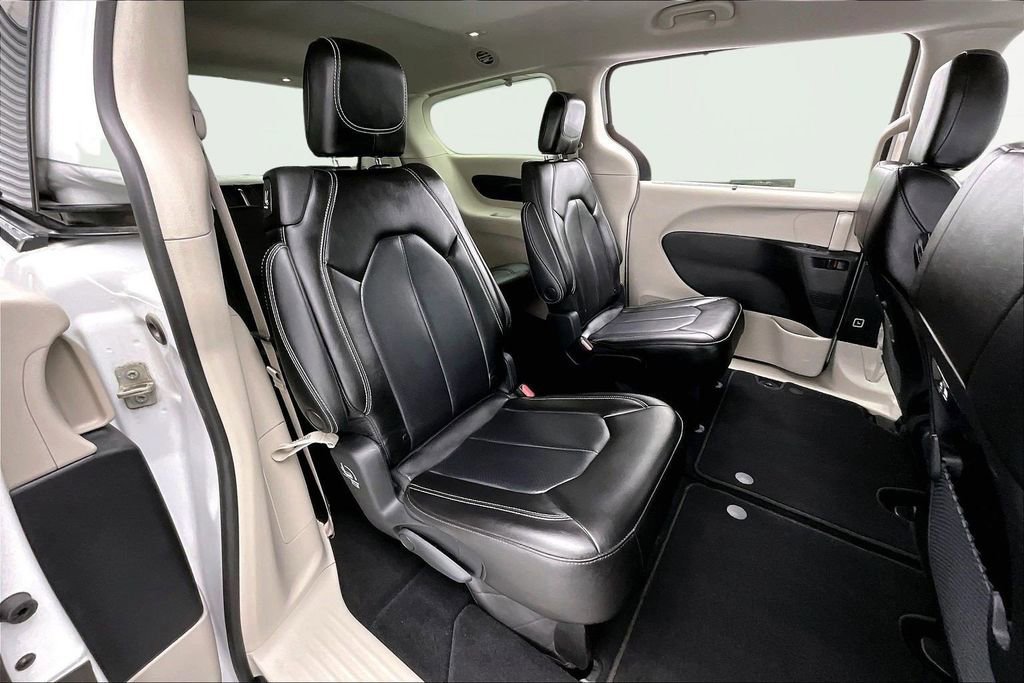 Used 2023 Chrysler Pacifica Touring-L image 27