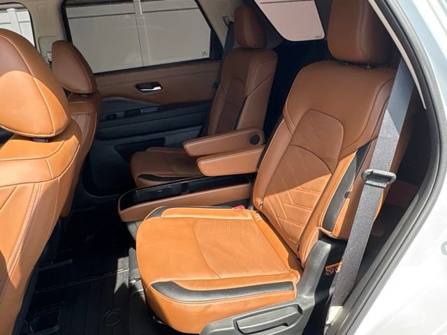 Used 2025 Nissan Pathfinder Platinum FWD image 18