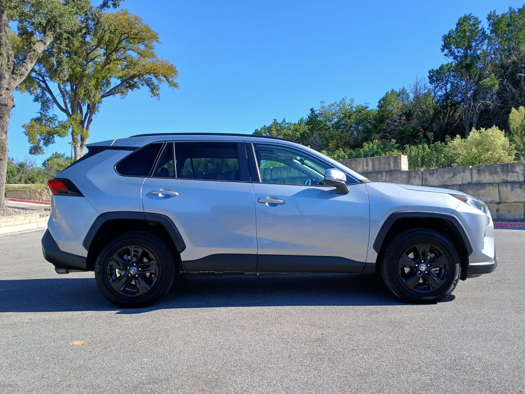 Used 2021 Toyota RAV4 XLE w/ Convenience Package FWD image 2