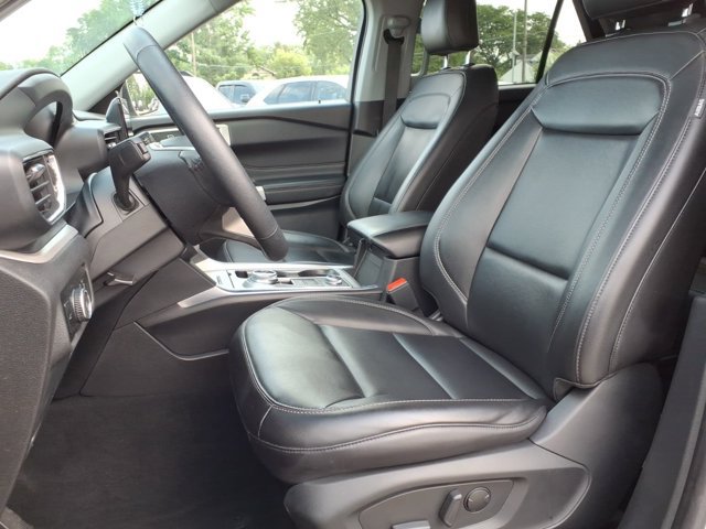 Certified 2024 Ford Explorer XLT w/ Equipment Group 202A AWD/4WD image 3