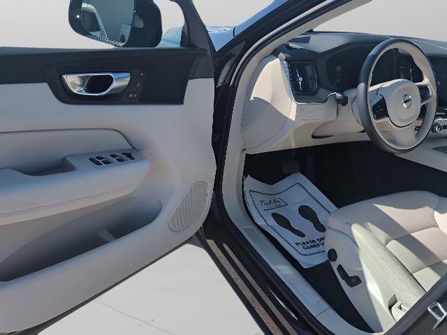 Used 2023 Volvo XC60 B5 Plus image 7