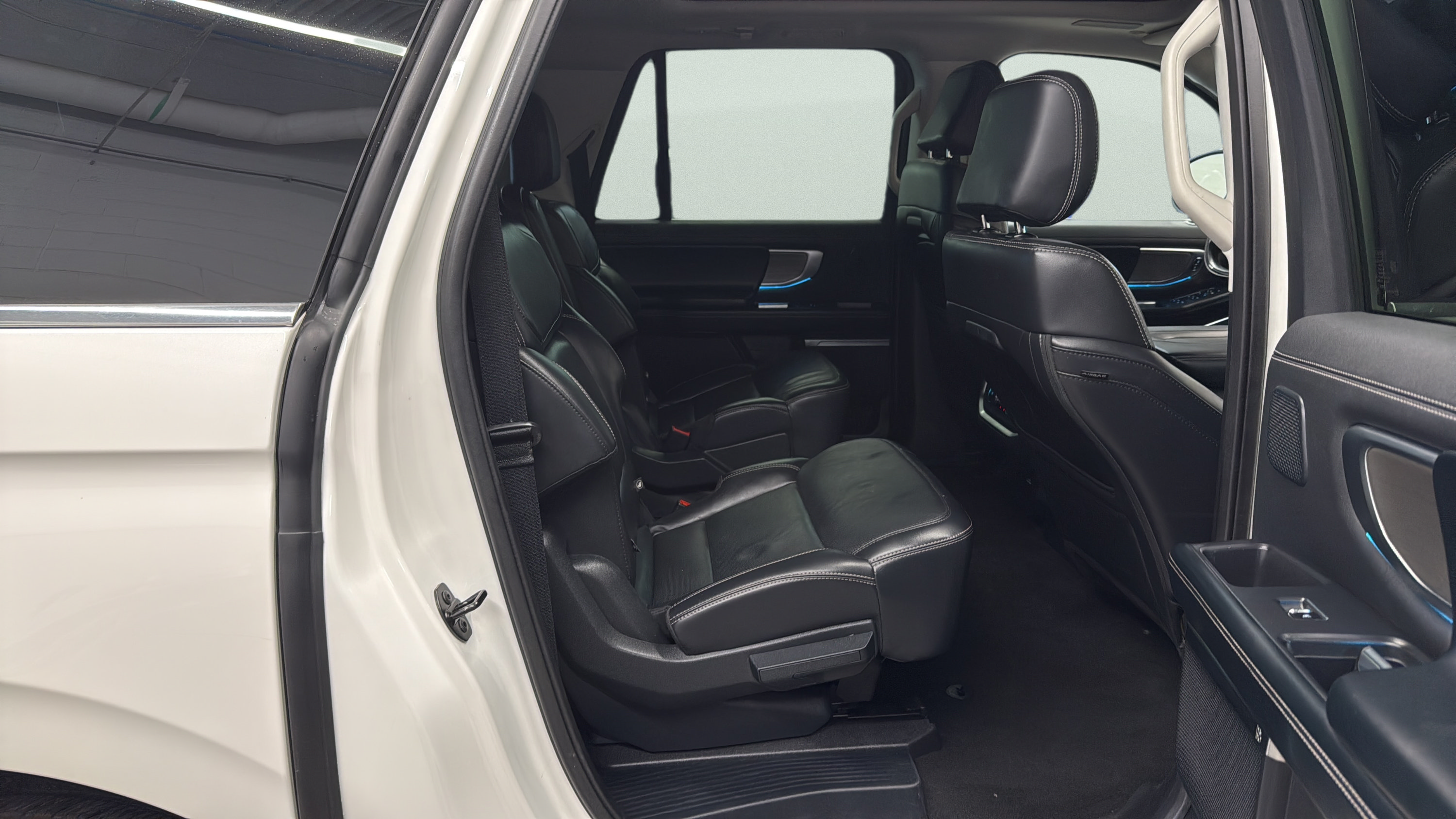 Certified 2025 Ford Expedition Max Platinum w/ Driver's Package AWD/4WD image 16