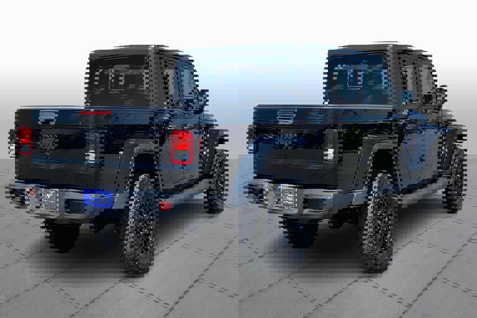 Used 2022 Jeep Gladiator Sport image 3