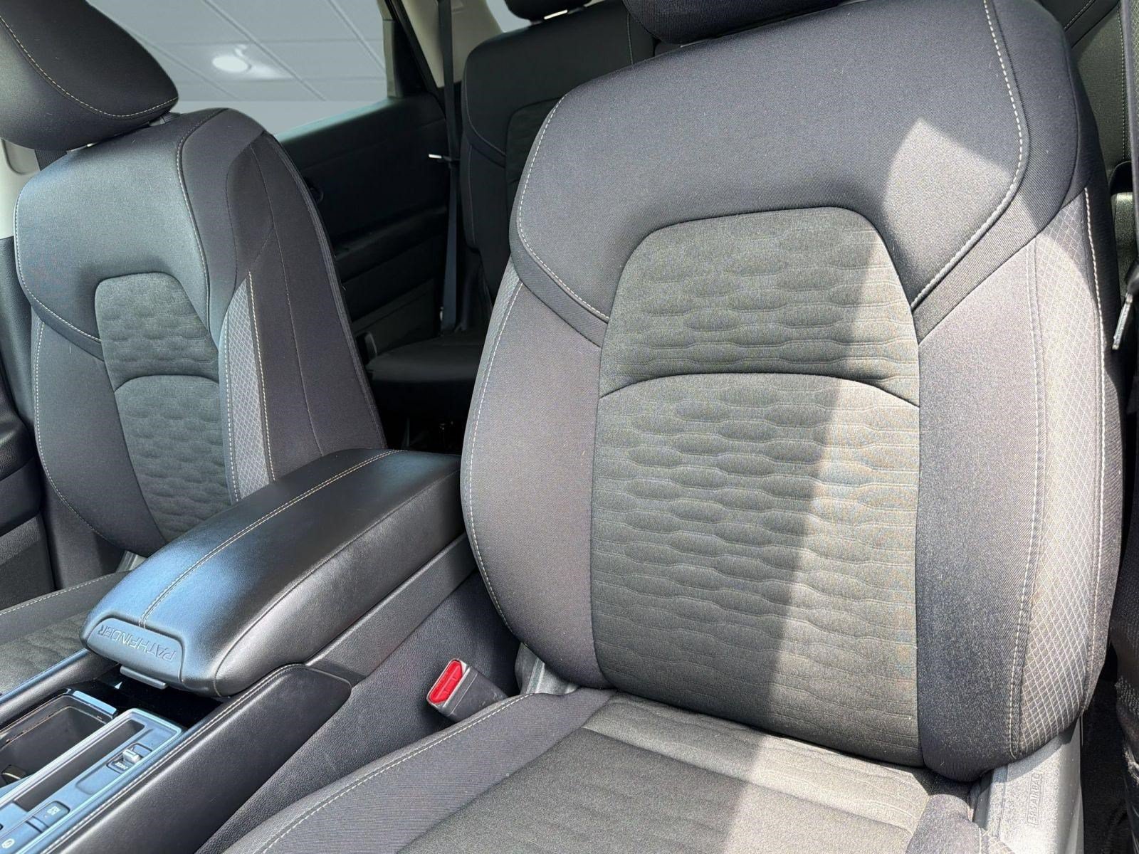 Used 2025 Nissan Pathfinder SV FWD image 25