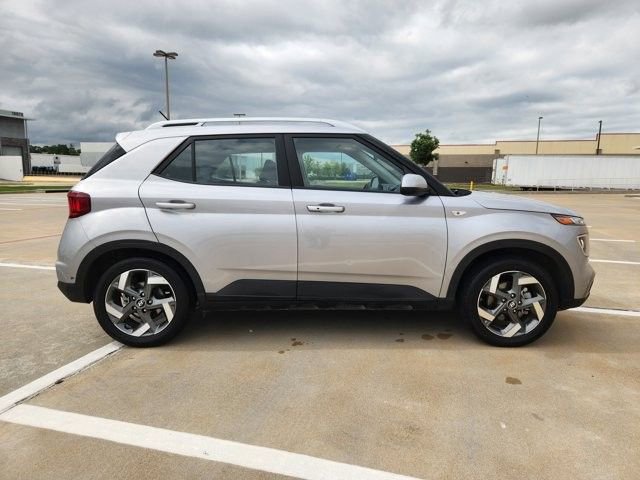 Used 2025 Hyundai Venue SEL FWD image 4