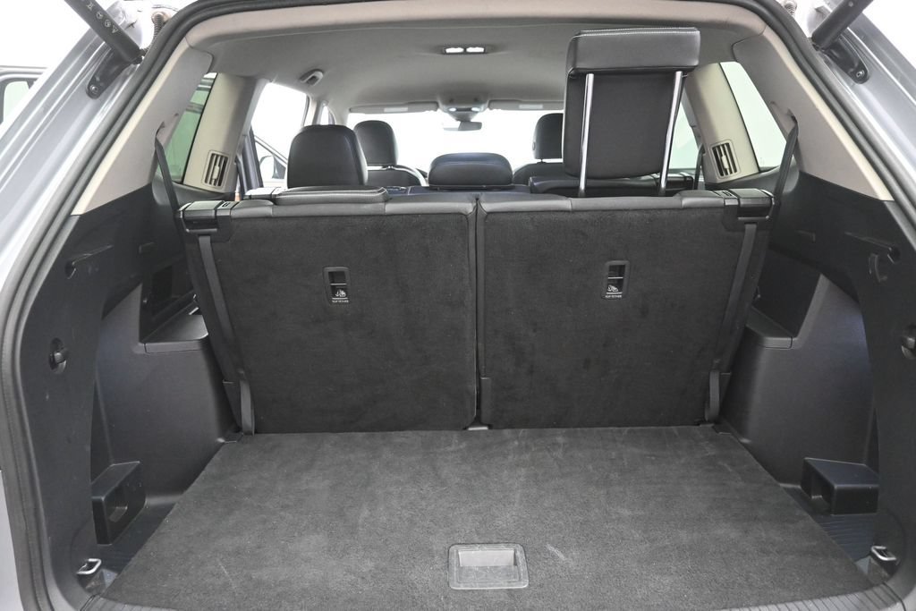 Used 2025 Volkswagen Atlas SE AWD/4WD image 2