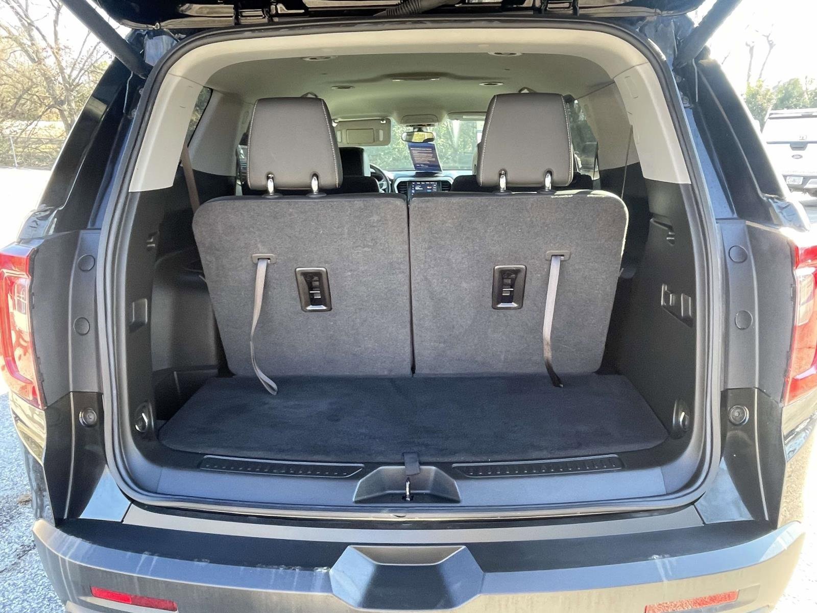 Used 2023 GMC Acadia SLT w/ Elevation Edition image 9