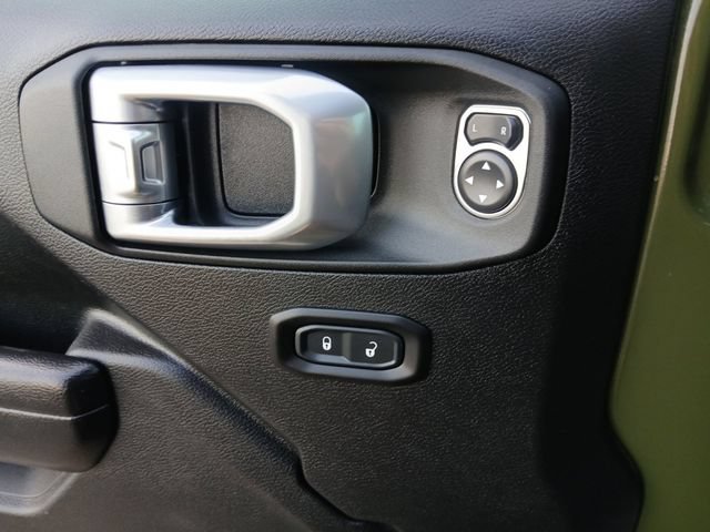 Used 2021 Jeep Wrangler Unlimited Rubicon w/ Cold Weather Group AWD/4WD image 17