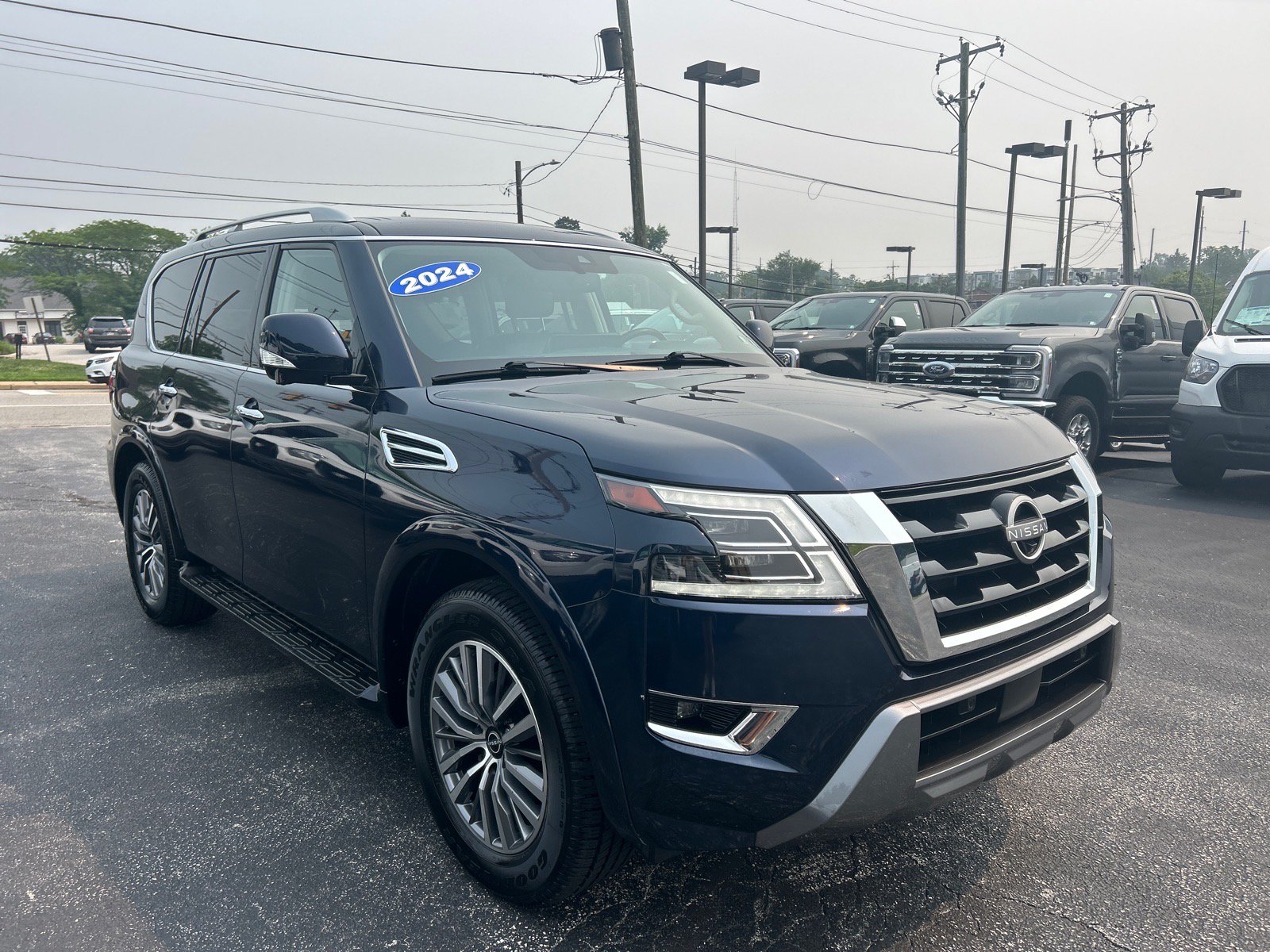 Used 2024 Nissan Armada SL w/ Captain's Chairs Package AWD/4WD image 3