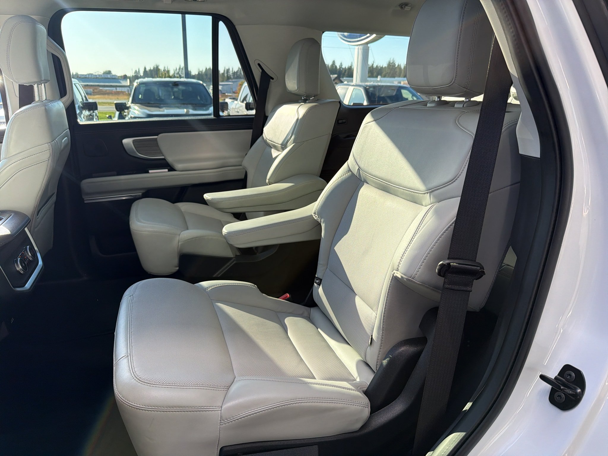 Certified 2025 Ford Expedition Platinum w/ Driver's Package AWD/4WD image 39