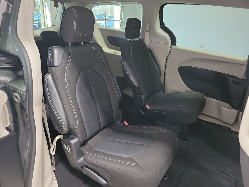 Used 2023 Chrysler Voyager LX FWD image 6