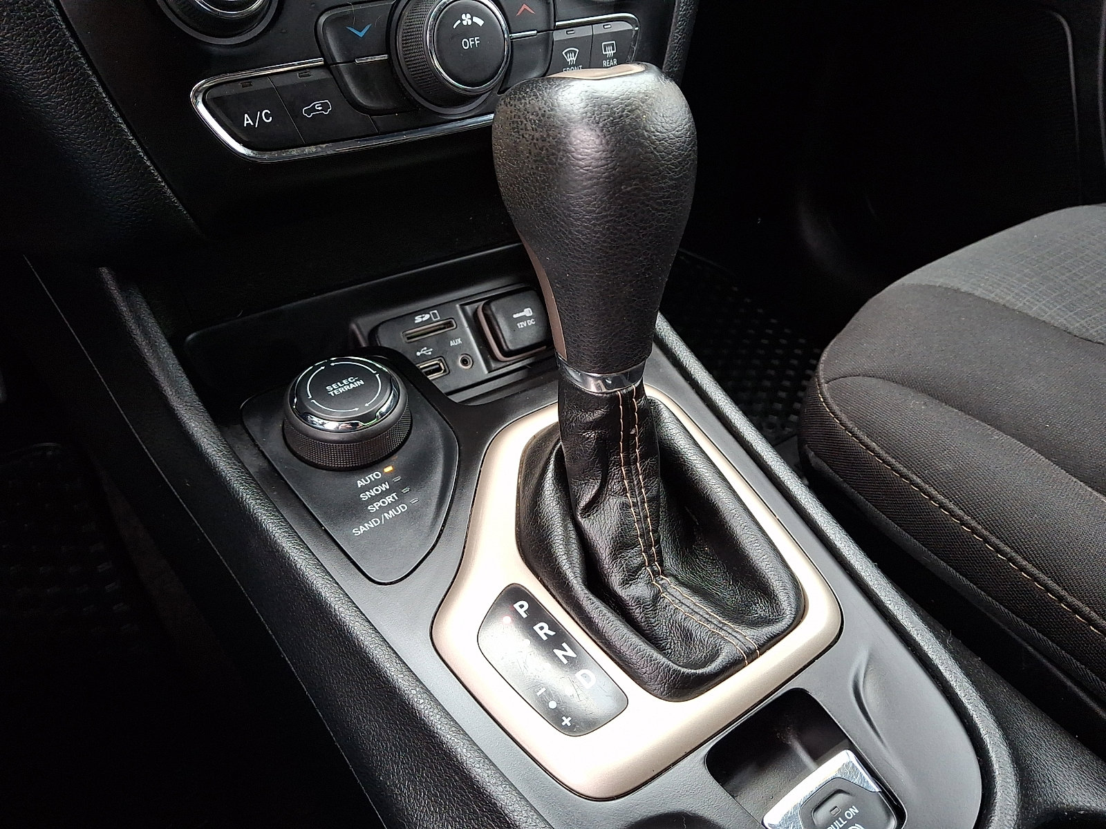 Used 2017 Jeep Cherokee Latitude w/ Cold Weather Group image 22