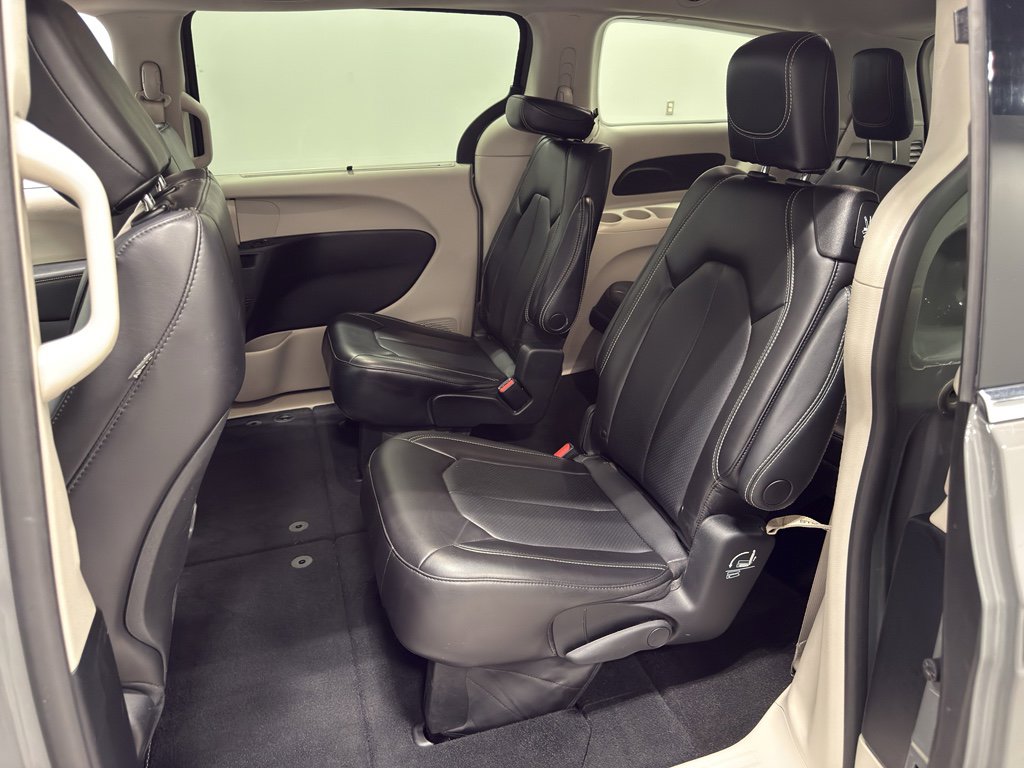 Used 2023 Chrysler Pacifica Touring-L image 27