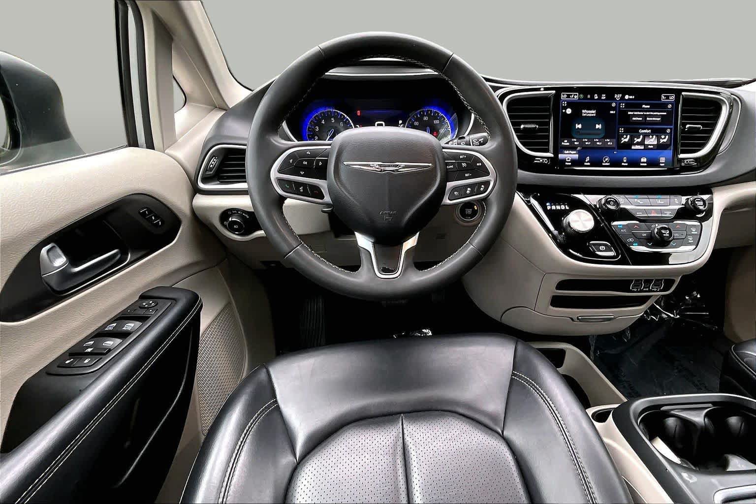 Used 2023 Chrysler Pacifica Touring-L FWD image 6