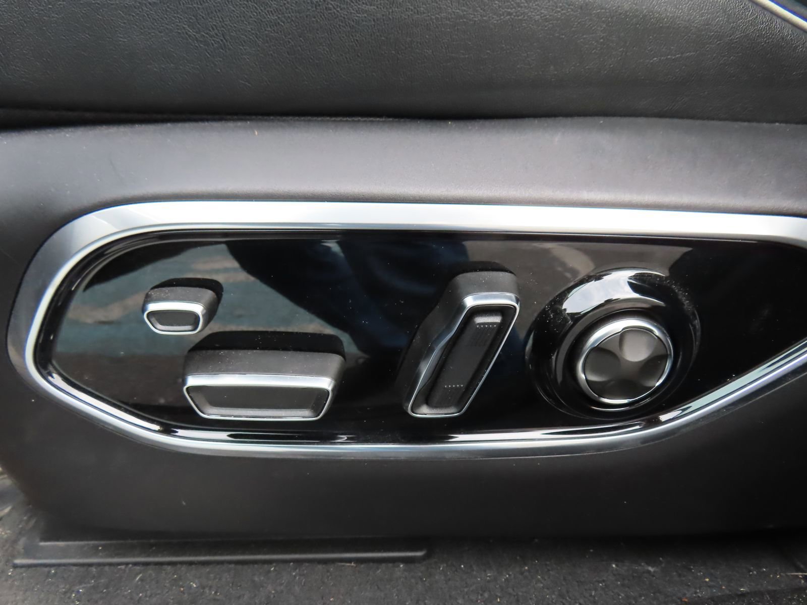 Used 2023 Jeep Grand Cherokee Summit w/ Luxury Tech Group V image 32