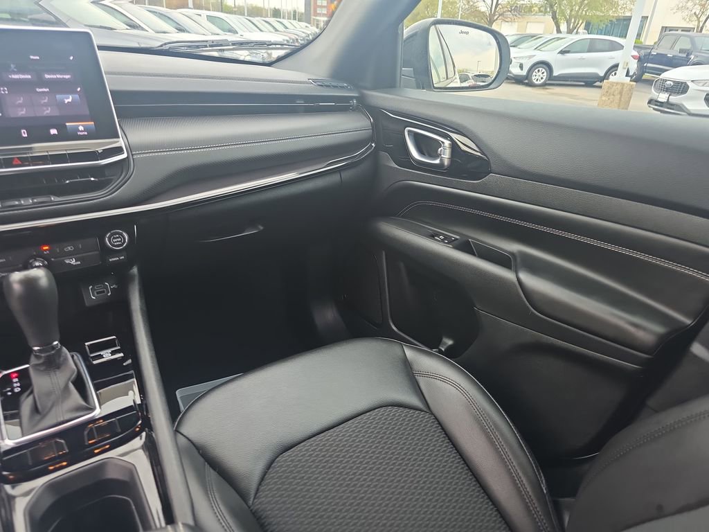 Used 2022 Jeep Compass Latitude FWD image 24