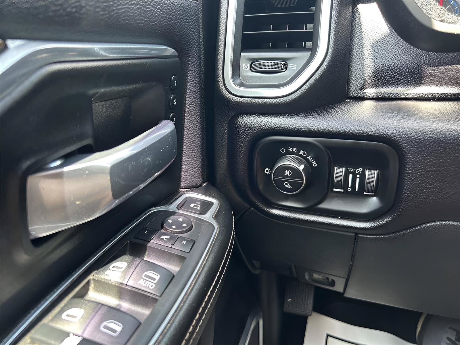 Used 2022 RAM 3500 Laramie AWD/4WD image 26