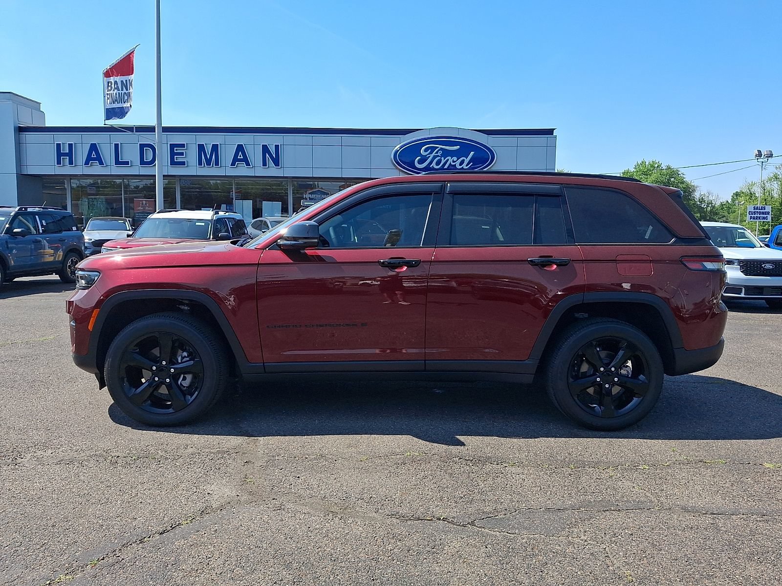 Used 2024 Jeep Grand Cherokee Altitude AWD/4WD image 4