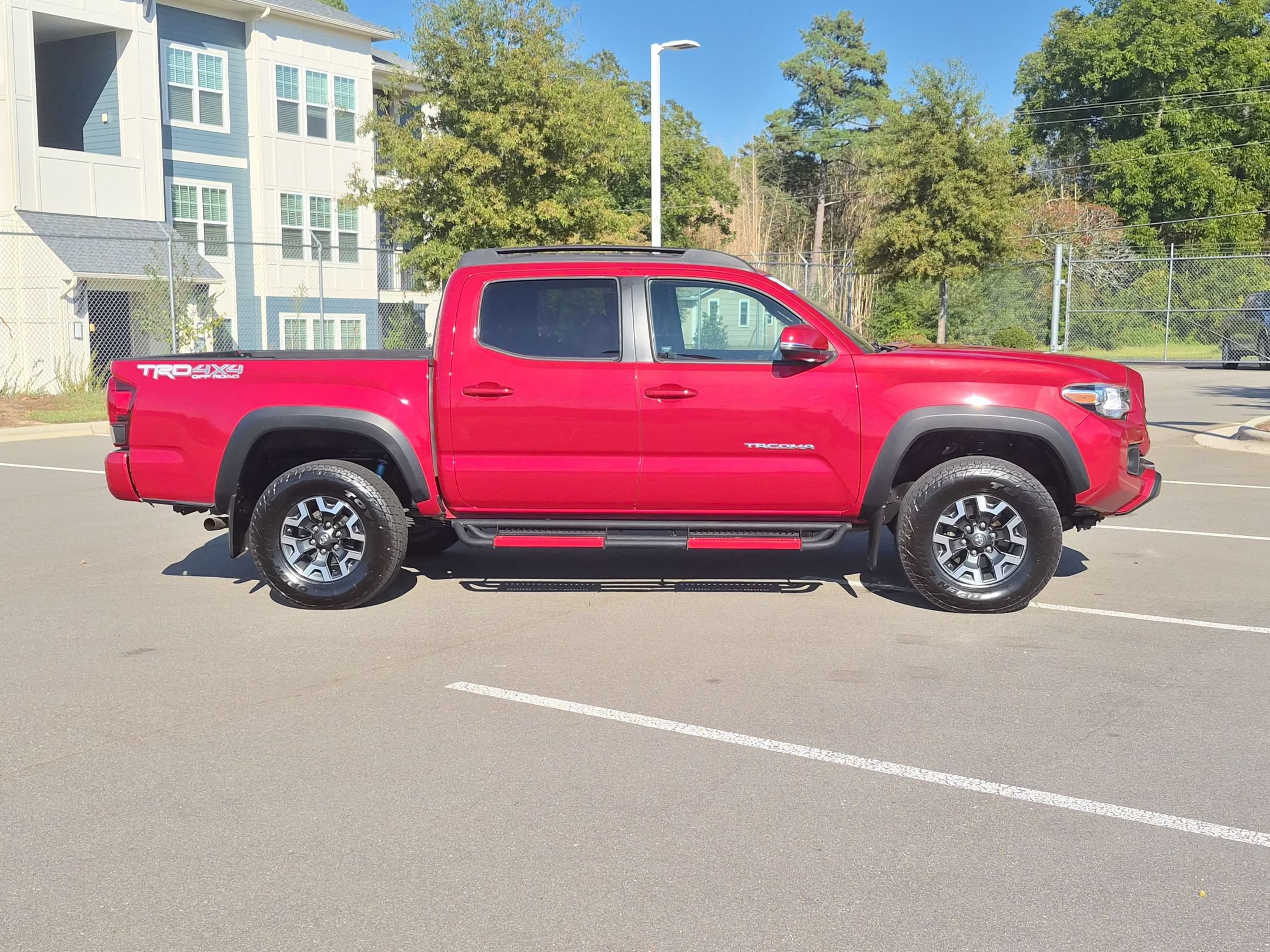 Used 2018 Toyota Tacoma TRD Off-Road w/ Technology Package AWD/4WD image 3