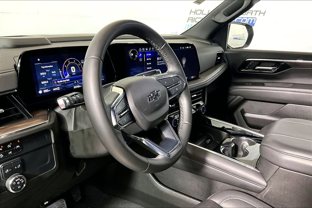 Used 2025 Chevrolet Suburban Z71 image 10