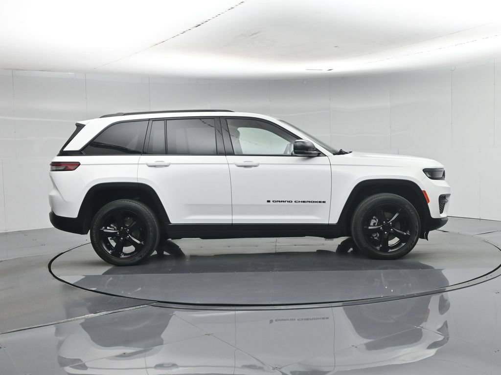 Used 2023 Jeep Grand Cherokee Altitude AWD/4WD image 30