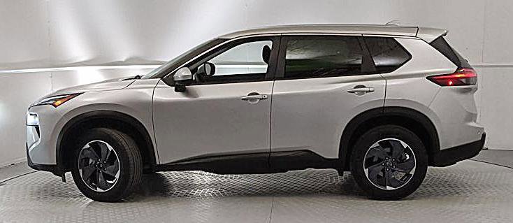 Used 2024 Nissan Rogue SV image 2