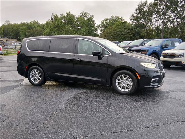 Used 2025 Chrysler Pacifica Select FWD image 2