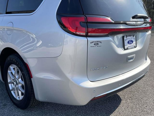 Used 2024 Chrysler Pacifica Touring-L image 12