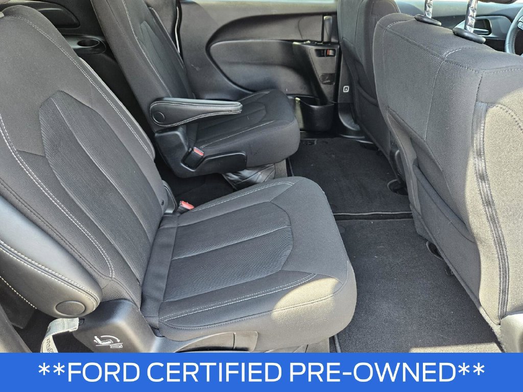 Used 2023 Chrysler Pacifica Touring FWD image 14