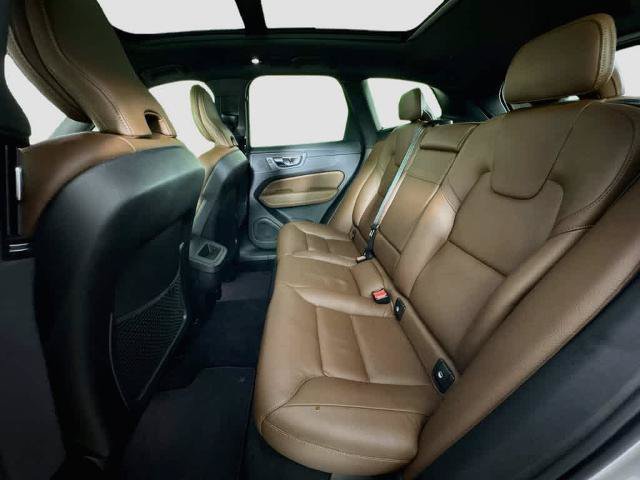Used 2022 Volvo XC60 B5 Momentum w/ Advanced Package FWD image 12