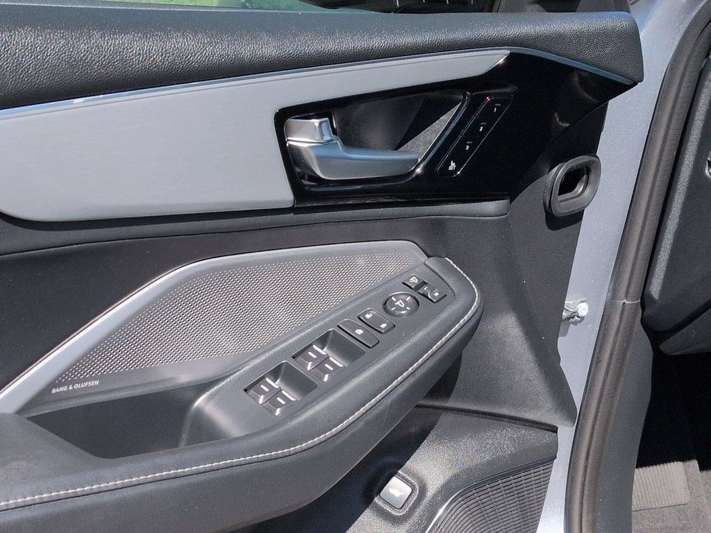 Used 2025 Acura MDX SH-AWD w/ Technology Package image 10