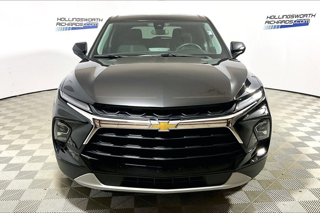 Used 2025 Chevrolet Blazer LT FWD image 2