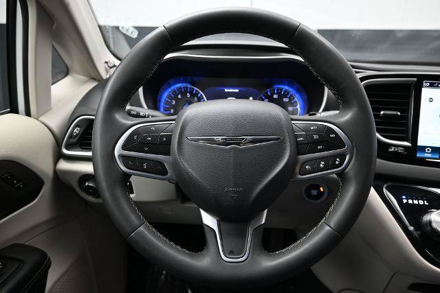 Used 2024 Chrysler Pacifica Touring-L FWD image 24