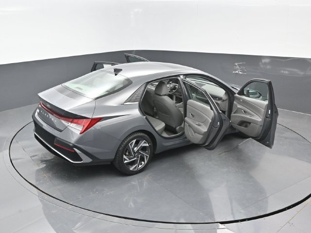 Used 2025 Hyundai Elantra SEL FWD image 27
