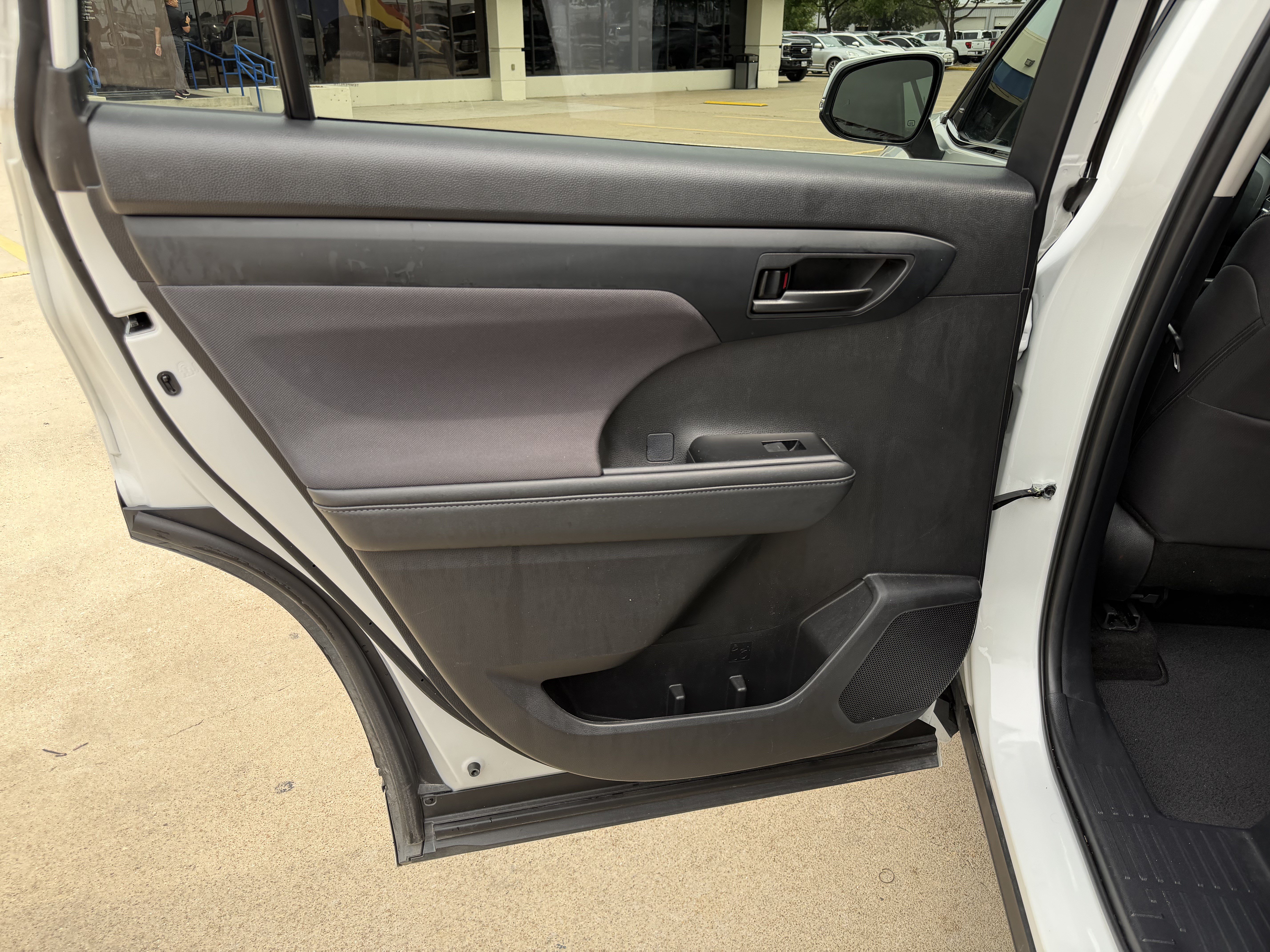 Used 2025 Toyota Highlander LE FWD image 16