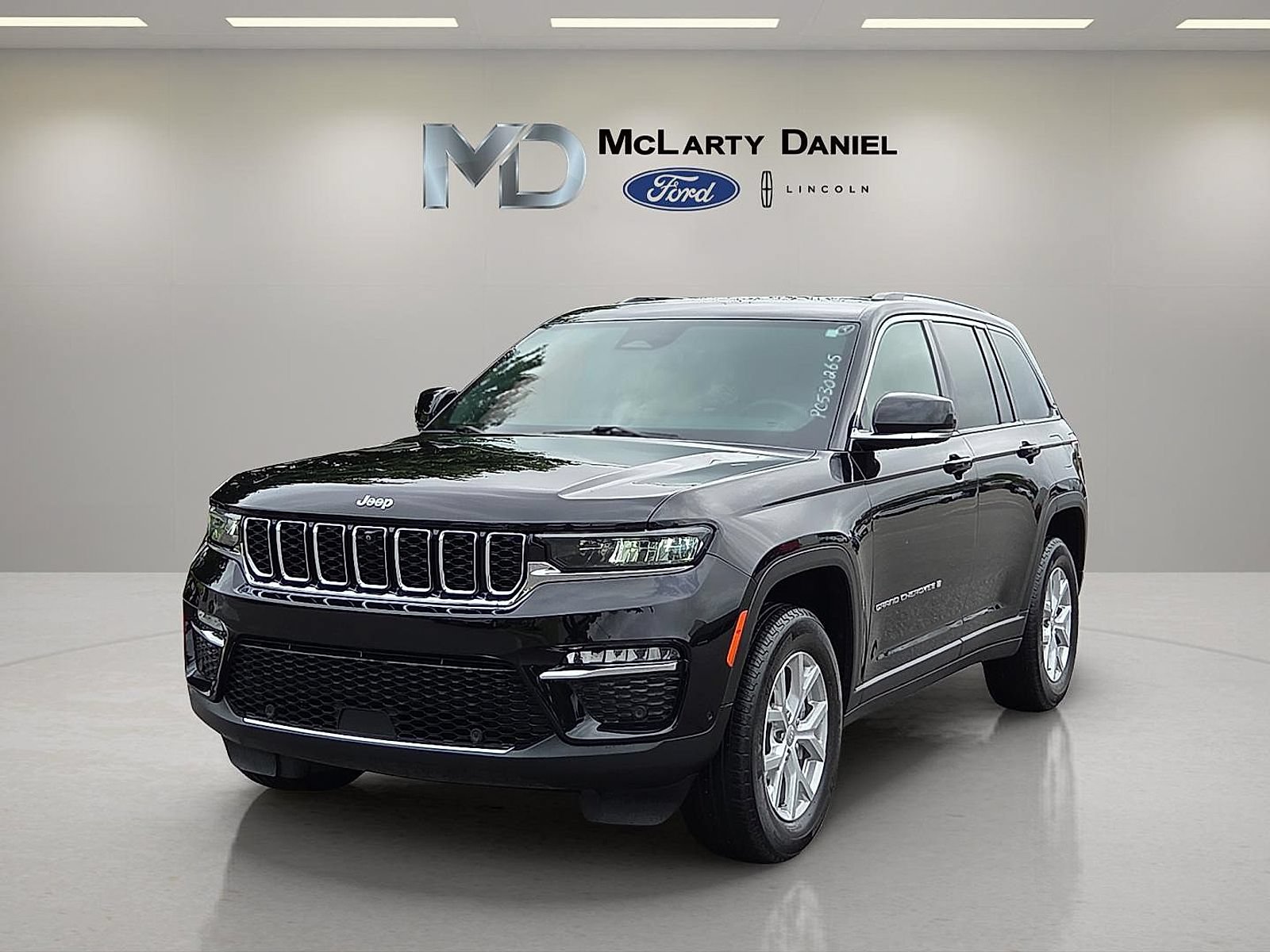Used 2023 Jeep Grand Cherokee Limited w/ Luxury Tech Group II AWD/4WD image 2