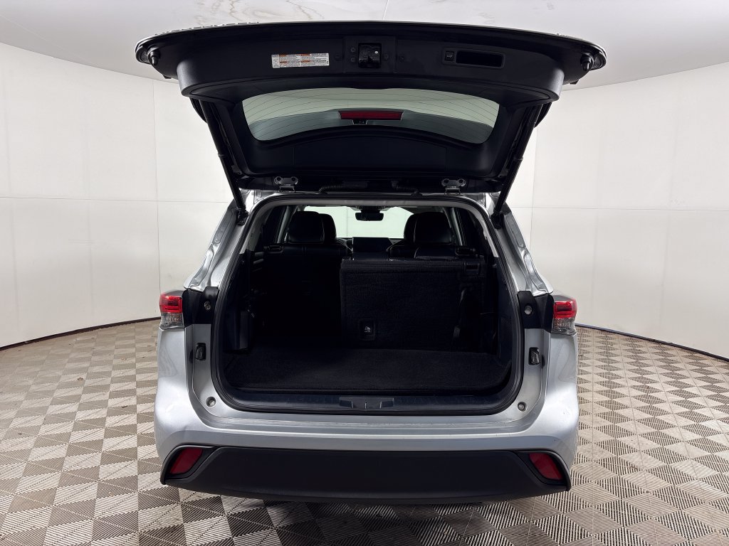 Used 2023 Toyota Highlander XLE FWD image 23