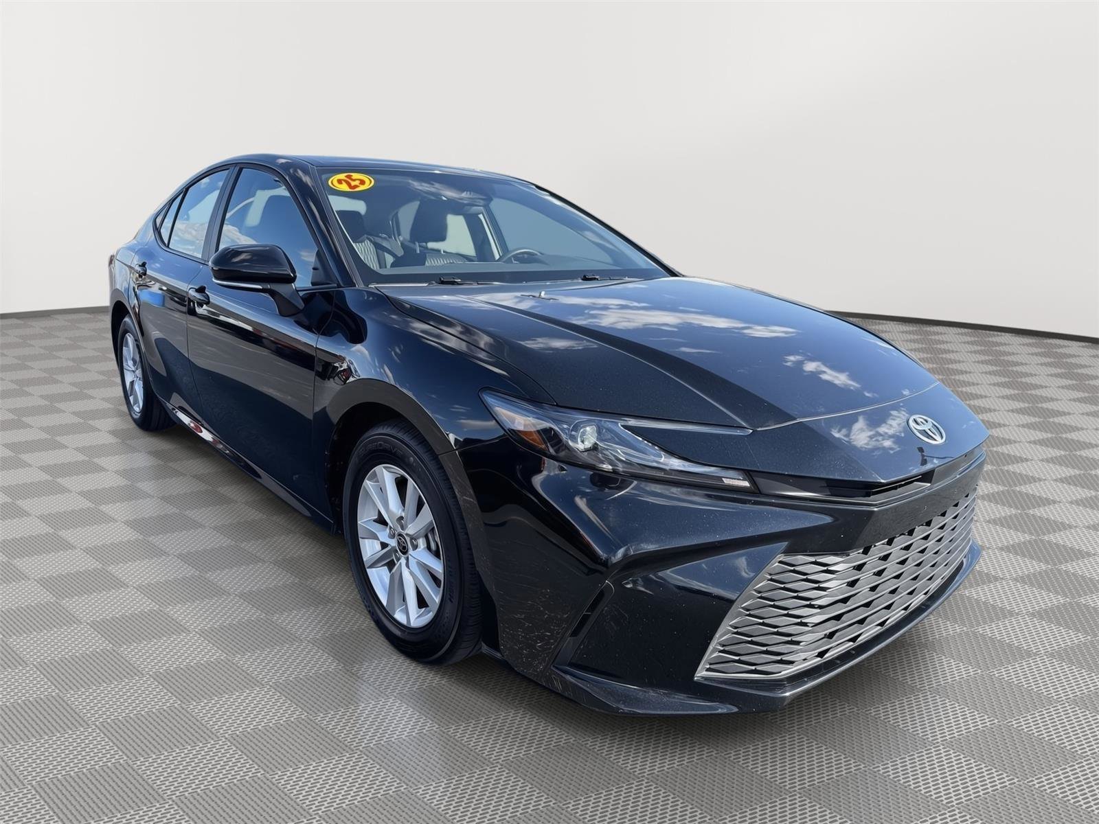 Used 2025 Toyota Camry LE image 7