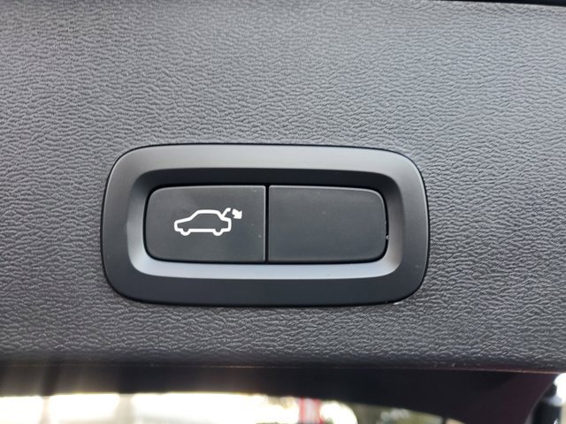 Used 2021 Volvo XC40 T5 Momentum w/ Protection Package Premier image 9